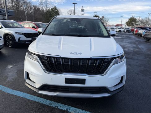 Used 2024 Kia Carnival EX image 3