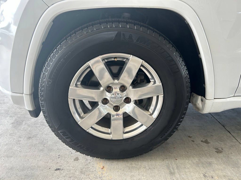 Used 2017 Jeep Grand Cherokee Altitude RWD image 16