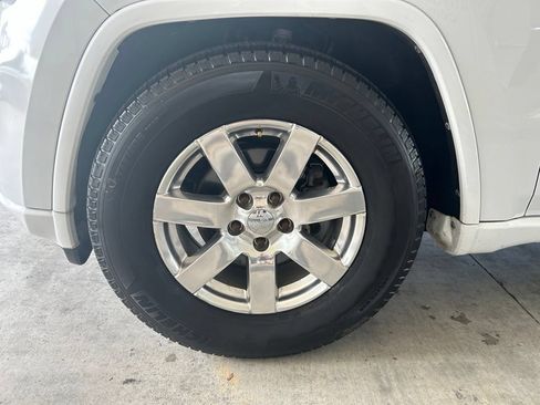 Used 2017 Jeep Grand Cherokee Altitude RWD image 16