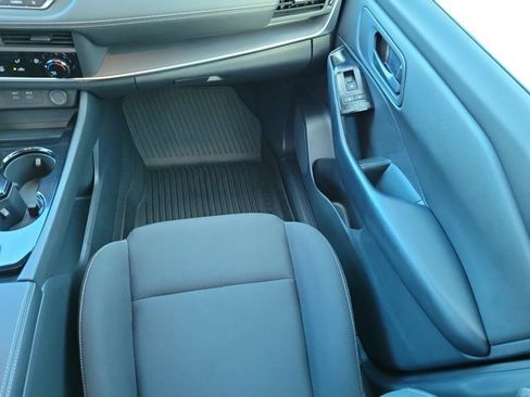 Used 2025 Nissan Rogue S image 15