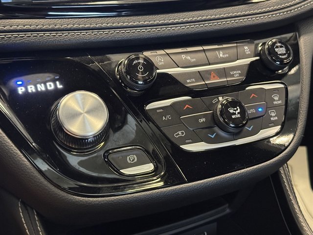 Used 2025 Chrysler Pacifica Limited FWD image 31