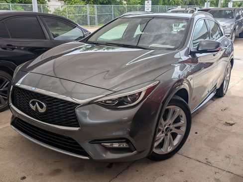 Used 2017 INFINITI QX30 Premium w/ Navigation Package FWD image 2