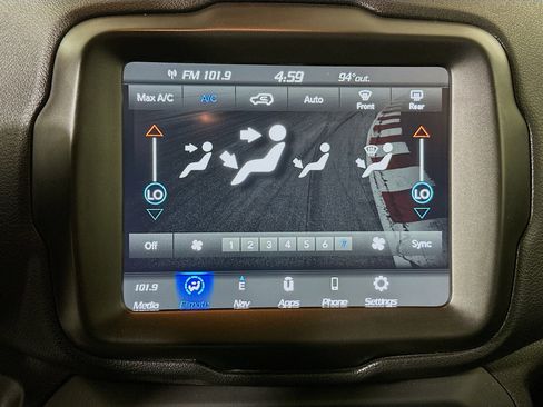 Used 2022 Jeep Renegade Latitude AWD/4WD image 22