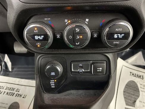 Used 2016 Jeep Renegade Latitude image 26