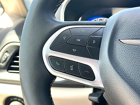 Used 2024 Chrysler Pacifica Touring-L FWD image 32