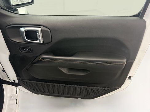 Used 2025 Jeep Wrangler Sahara image 32