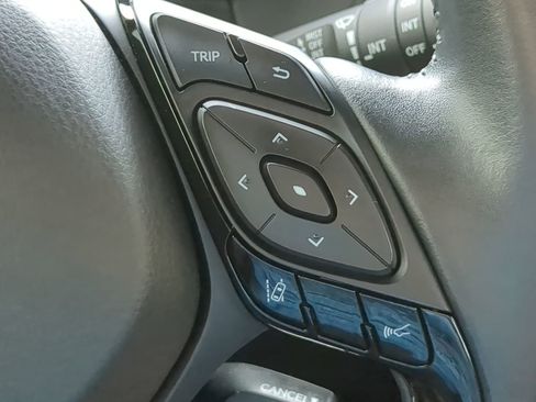 Used 2020 Toyota C-HR XLE image 22