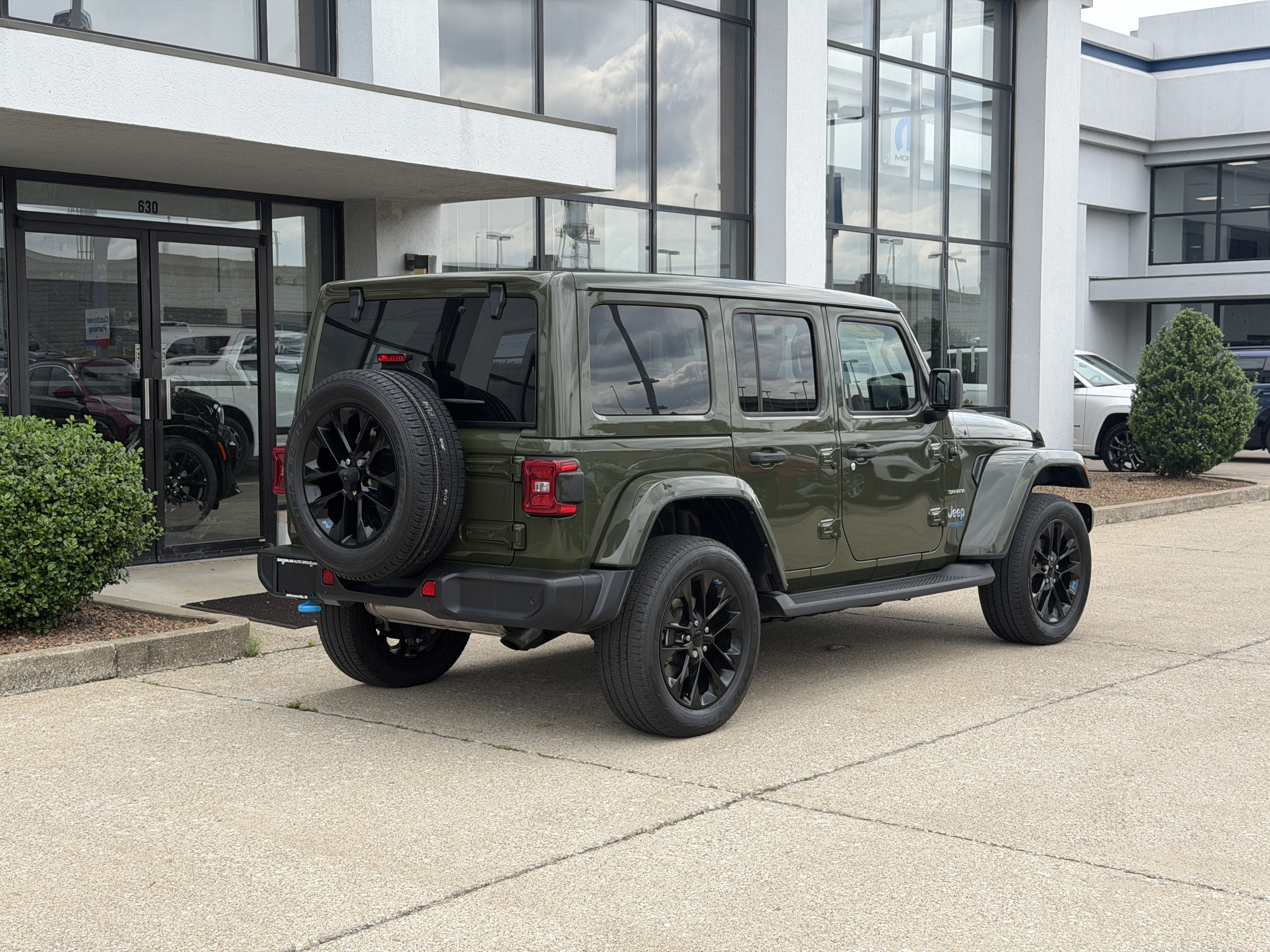 Used 2022 Jeep Wrangler Unlimited Sahara w/ Cold Weather Group AWD/4WD image 4