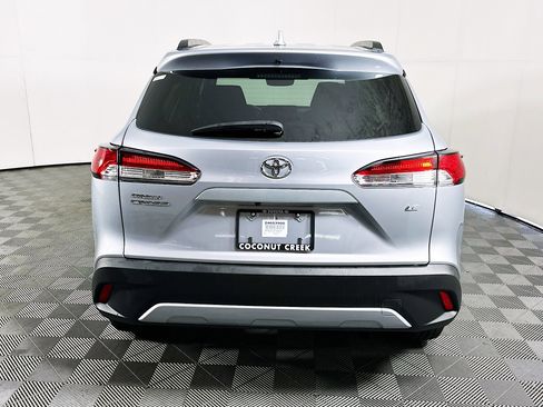 Used 2024 Toyota Corolla Cross LE w/ Moonroof Package image 4
