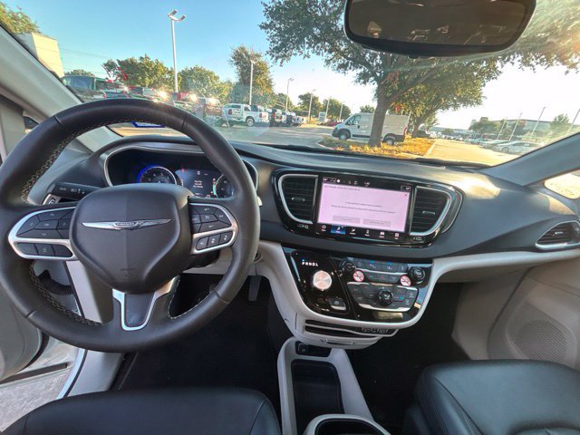 Used 2024 Chrysler Pacifica Touring-L FWD image 16