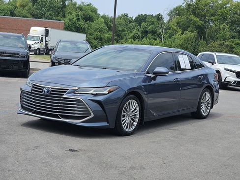 Used 2022 Toyota Avalon Limited FWD image 2