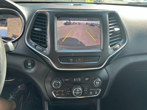 Used 2019 Jeep Cherokee Trailhawk AWD/4WD image 18