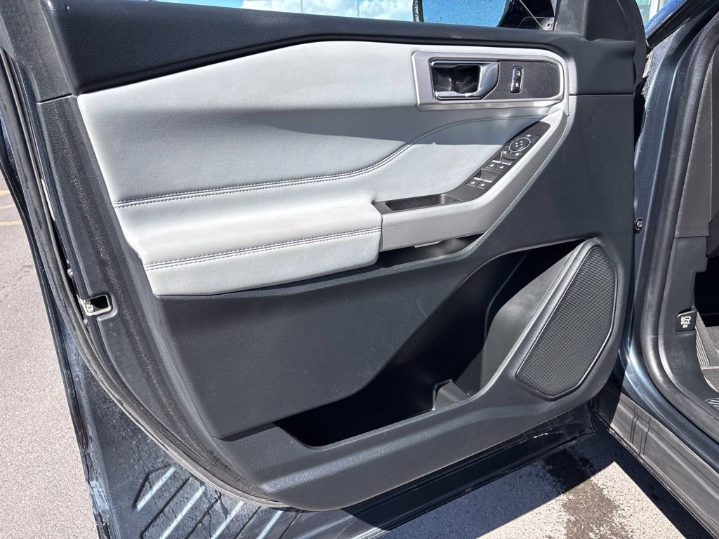 Used 2022 Ford Explorer XLT w/ Equipment Group 202A AWD/4WD image 3