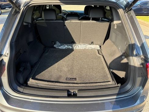 Used 2022 Volkswagen Tiguan SE R-Line image 31