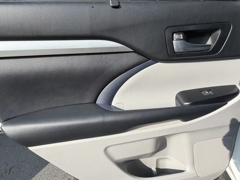 Used 2018 Toyota Highlander XLE FWD image 30