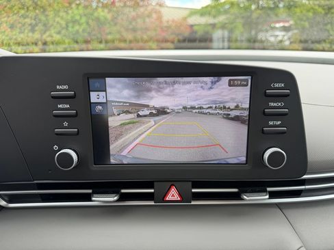 Used 2024 Hyundai Elantra SE FWD image 21