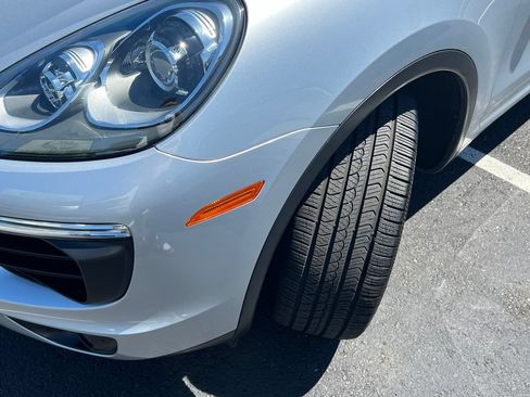 Used 2017 Porsche Cayenne S AWD/4WD image 3