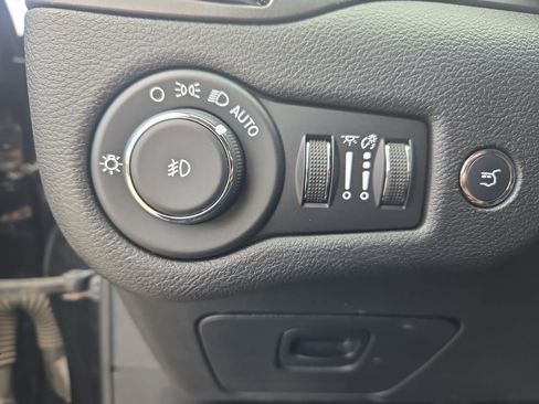 Used 2020 Jeep Cherokee Trailhawk image 30