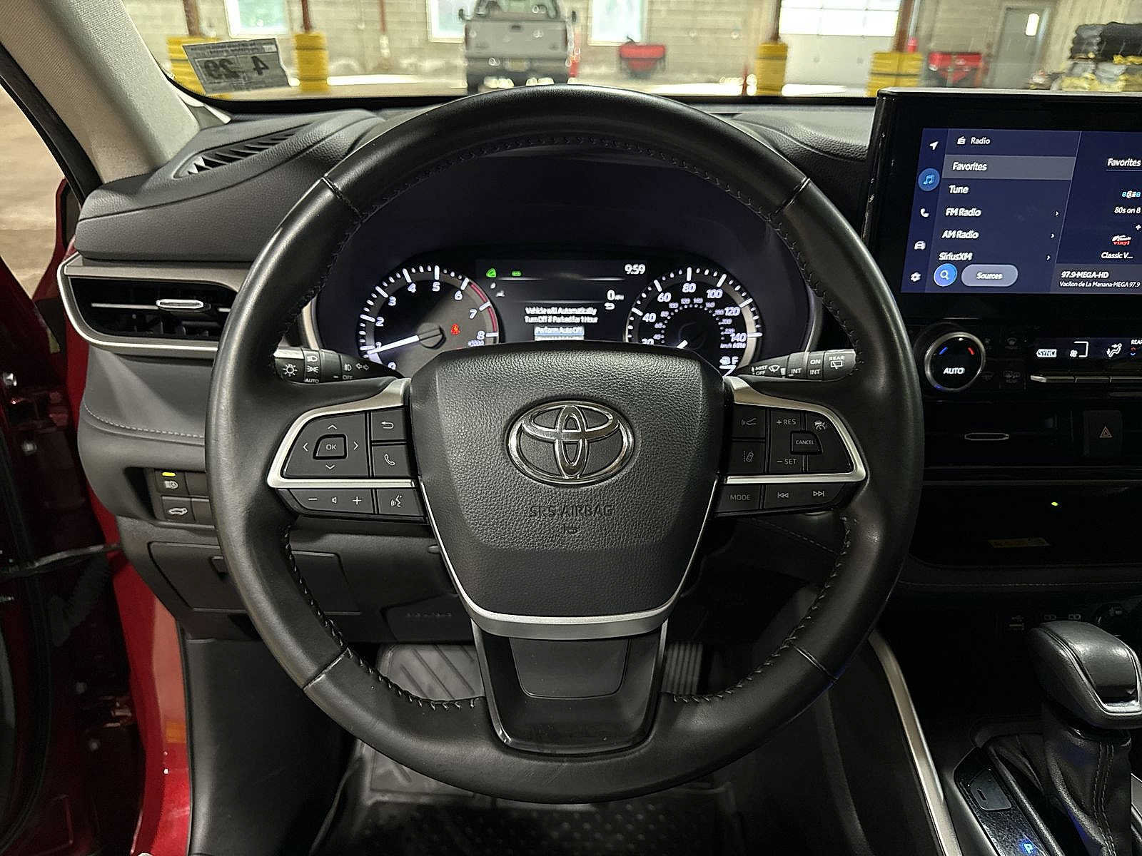 Used 2024 Toyota Highlander XLE AWD/4WD image 19