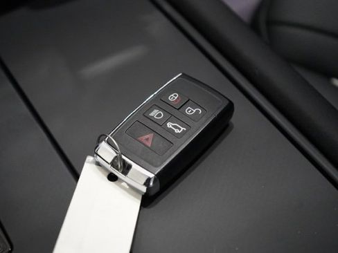 Used 2024 Land Rover Discovery Dynamic SE image 40