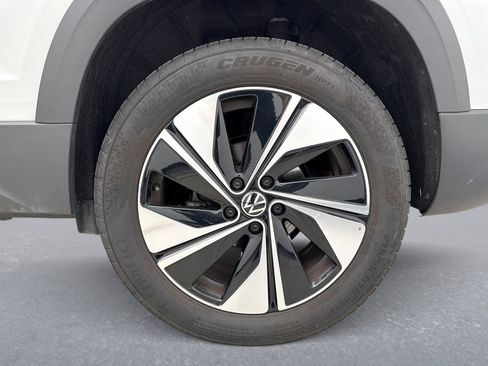 Used 2025 Volkswagen Taos SE image 25