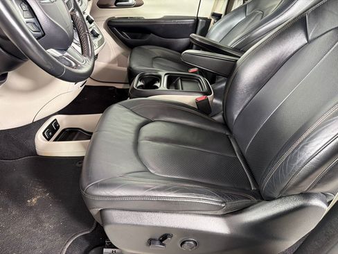 Used 2019 Chrysler Pacifica Touring-L FWD image 11