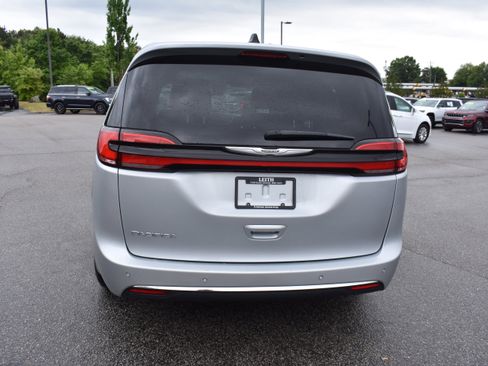 Used 2023 Chrysler Pacifica Touring-L FWD image 8