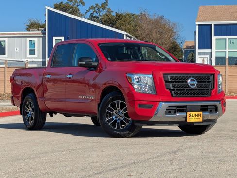 Used 2020 Nissan Titan SV image 2