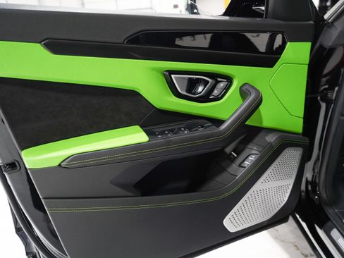 Used 2022 Lamborghini Urus AWD/4WD image 19