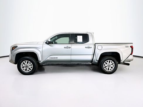 Used 2025 Toyota Tacoma TRD Sport w/ TRD Sport Upgrade Package image 4