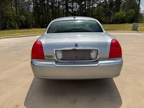Used 2006 Lincoln Town Car Designer Series RWD image 4