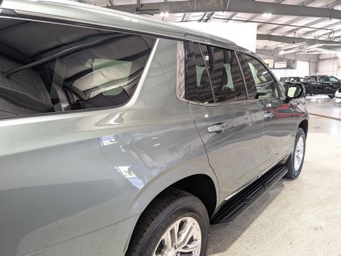 Used 2024 GMC Yukon SLT w/ SLT Luxury Package image 3