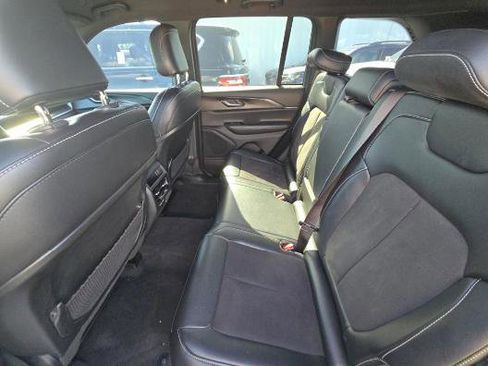 Used 2023 Jeep Grand Cherokee Altitude image 8