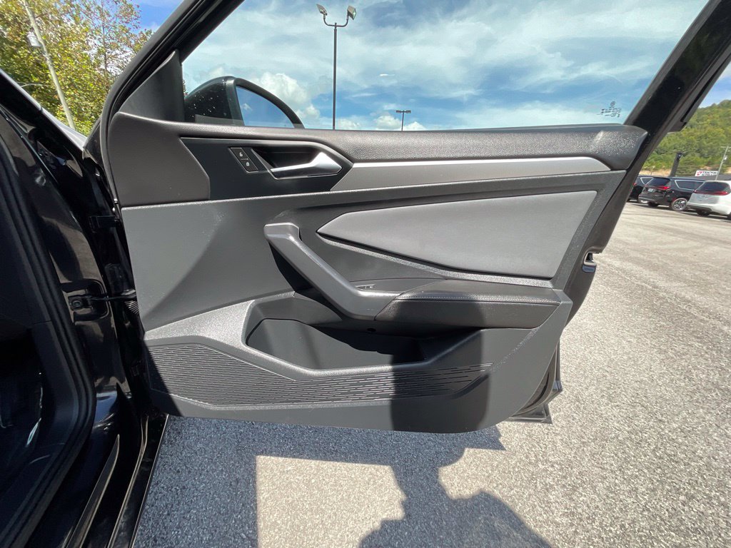 Used 2025 Volkswagen Jetta SE FWD image 21