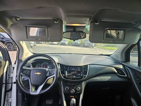 Used 2021 Chevrolet Trax LT w/ LT Convenience Package FWD image 16
