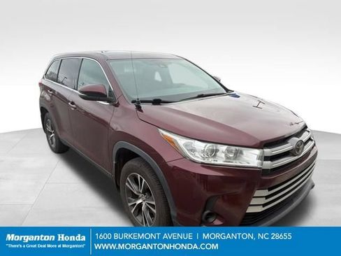 Used 2019 Toyota Highlander LE image 1