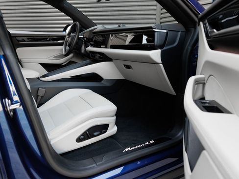 Certified 2025 Porsche Macan 4S Electric AWD/4WD image 38