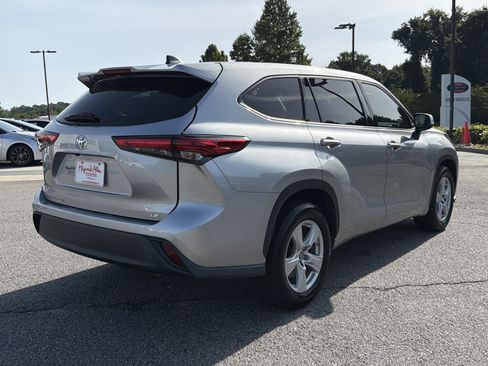 Used 2022 Toyota Highlander LE FWD image 17