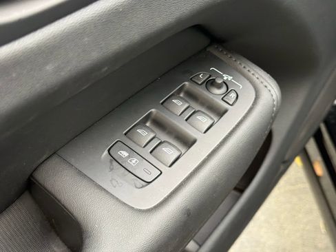 Certified 2023 Volvo XC60 B5 Plus image 23