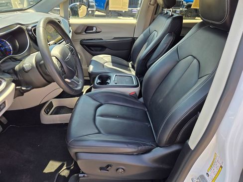 Used 2024 Chrysler Pacifica Limited FWD image 14