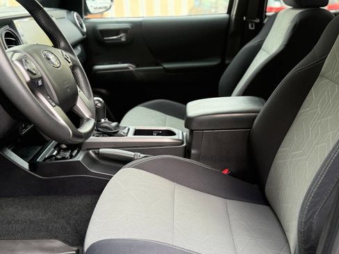 Used 2022 Toyota Tacoma TRD Off-Road image 10