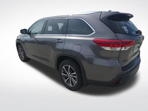 Used 2018 Toyota Highlander XLE AWD/4WD image 5