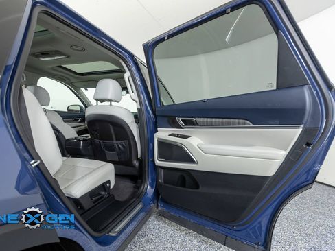 Used 2025 Kia Telluride SX w/ SX Captain's Chair Package AWD/4WD image 37