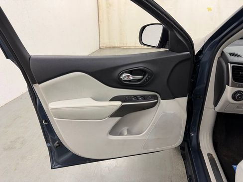Used 2020 Jeep Cherokee Limited FWD image 17