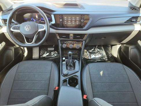 Used 2023 Volkswagen Taos SE w/ Panoramic Sunroof Package image 11