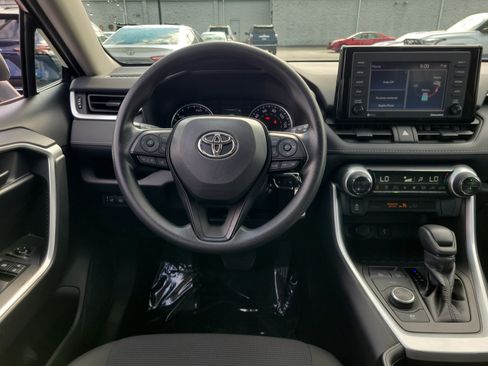 Used 2022 Toyota RAV4 LE AWD/4WD image 10