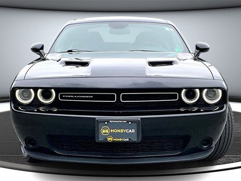 Used 2023 Dodge Challenger SXT image 2