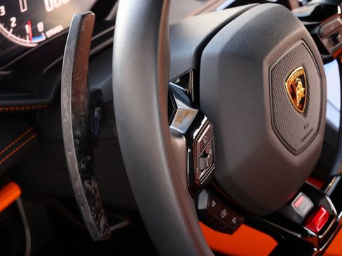 Used 2020 Lamborghini Huracan EVO image 16