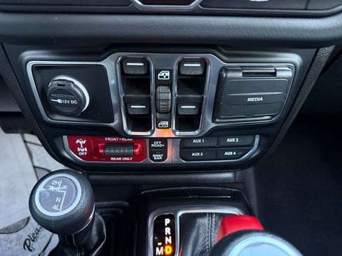 Used 2024 Jeep Wrangler Unlimited Rubicon w/ Technology Group image 27