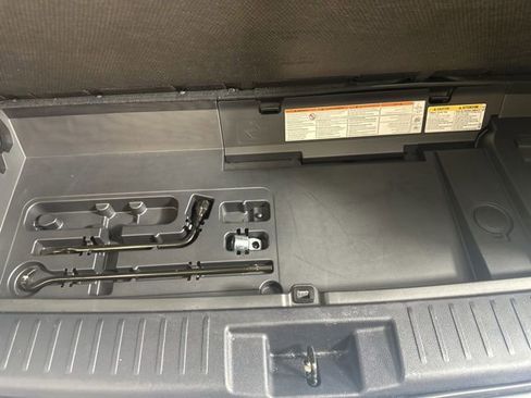 Used 2020 Toyota Highlander XLE AWD/4WD image 11